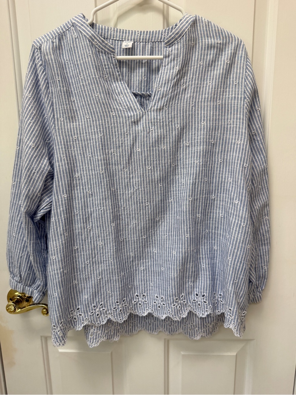 🩷 Old Navy White and Light Blue Striped Button-Front Top Eyelet Detail. Size M🩷